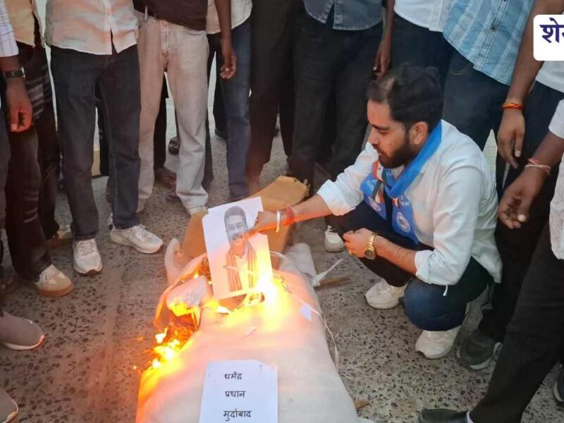 फतेहपुर में एंबुलेंस में लाया गया शिक्षा मंत्री का पुतला, NSUI का अनोखा प्रदर्शन